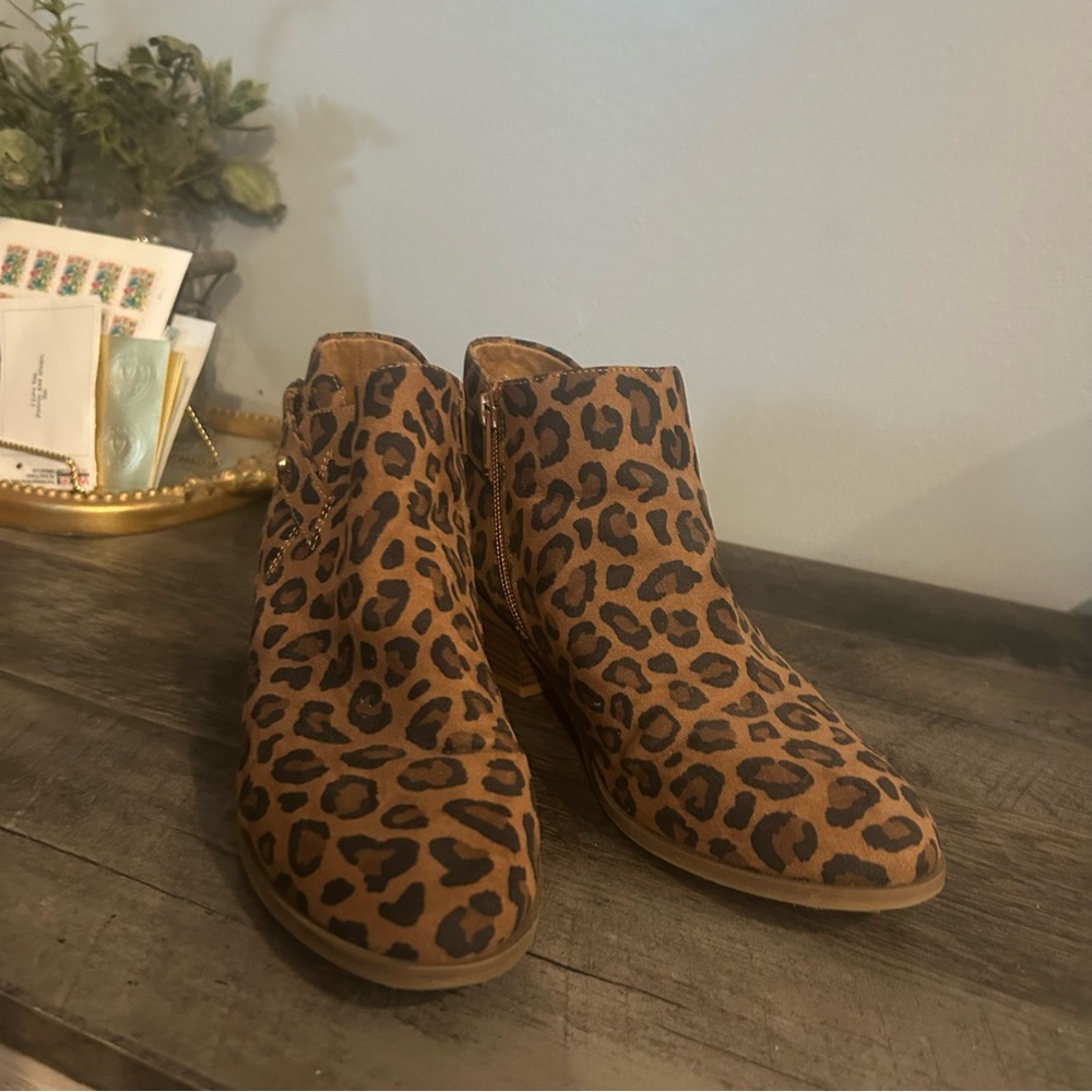 Old Navy Leopard Print, Western Style, Stacked Heel Bootie. Women's Size 8 - Picture 4 of 6